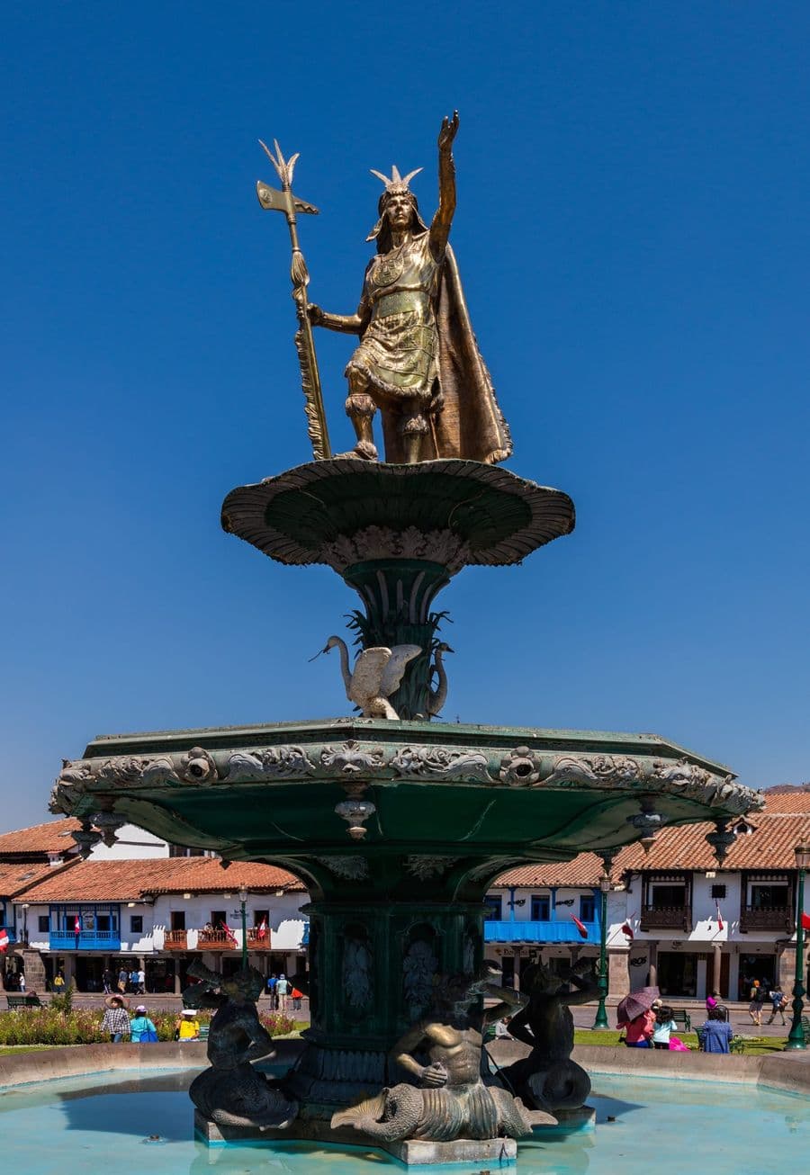 Monumento al Inca, Plaza de Armas, Cusco, Perú, 2015-07-31, DD 50